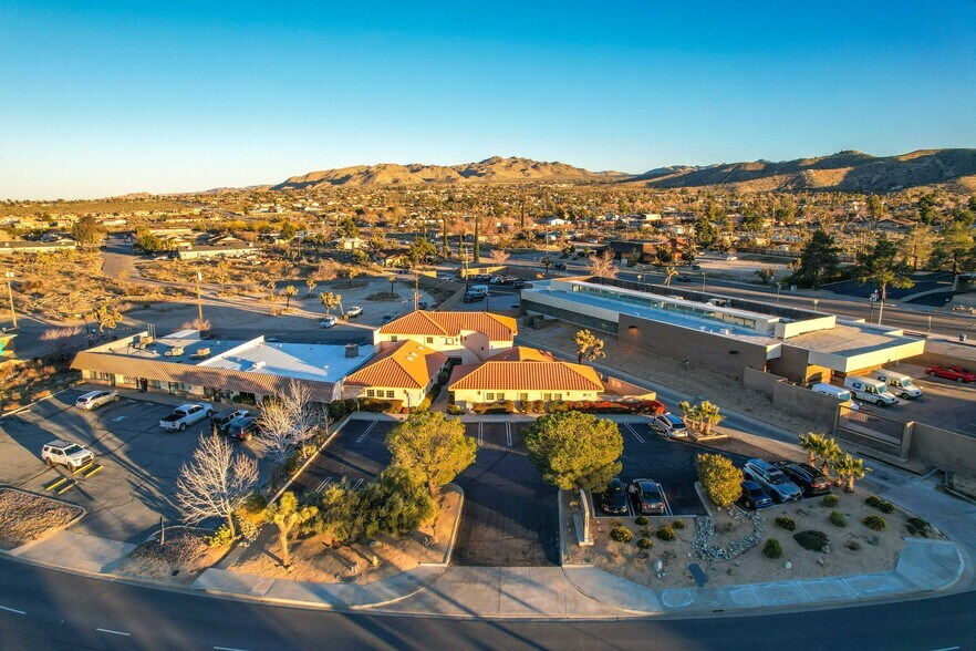 7255 Joshua Ln, Yucca Valley, CA à louer - Photo de l’immeuble – Image 3 sur 10