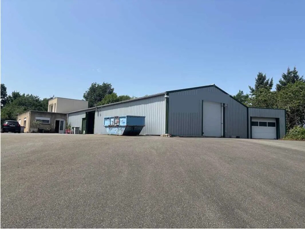 Local d'activités dans Saint-Genest-Lerpt à vendre Photo de l’immeuble– Image 1 sur 2