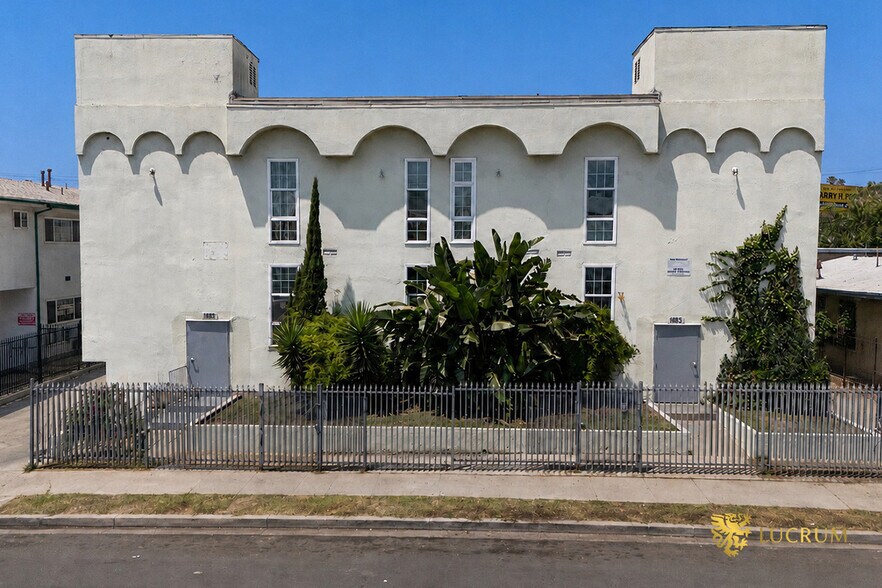 1683 S Longwood Ave, Los Angeles, CA à vendre - Photo de l’immeuble – Image 1 sur 29