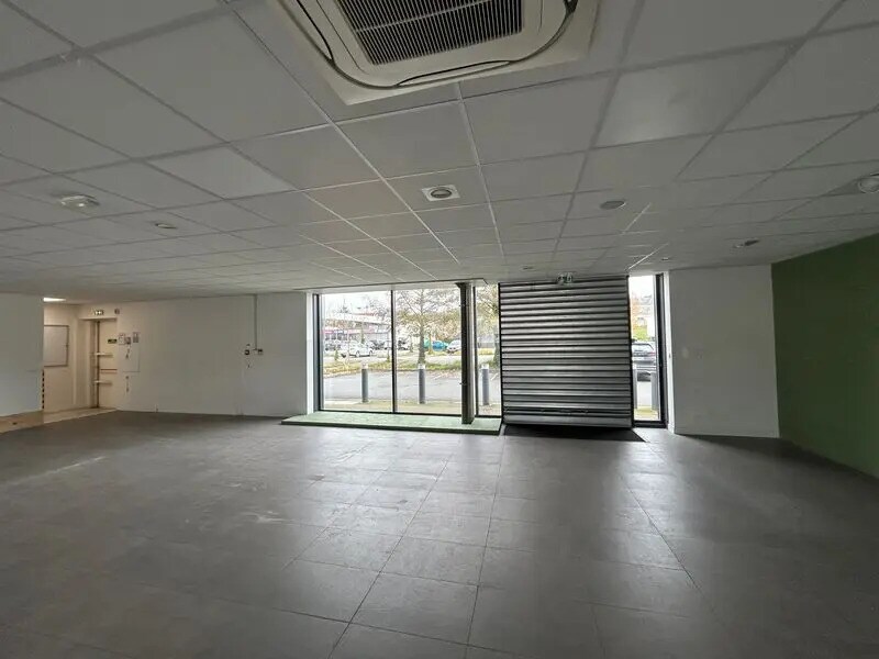 Local commercial dans Saint-Quentin à louer Photo de l’immeuble– Image 1 sur 7