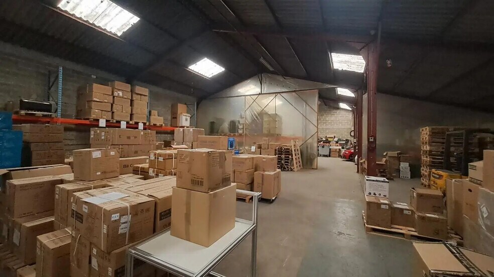 Local d’activités dans à louer - Photo de l’immeuble – Image 2 sur 2