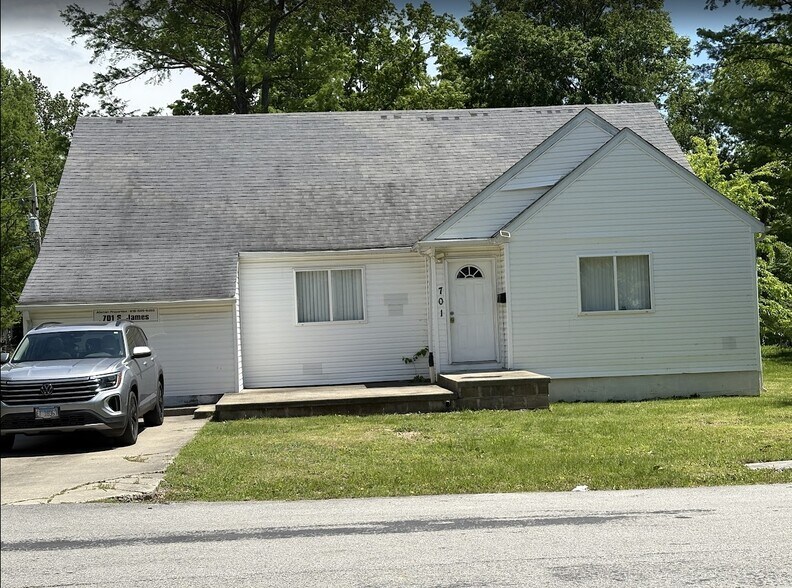 701 S James St, Carbondale, IL à vendre - Photo de l’immeuble – Image 1 sur 1