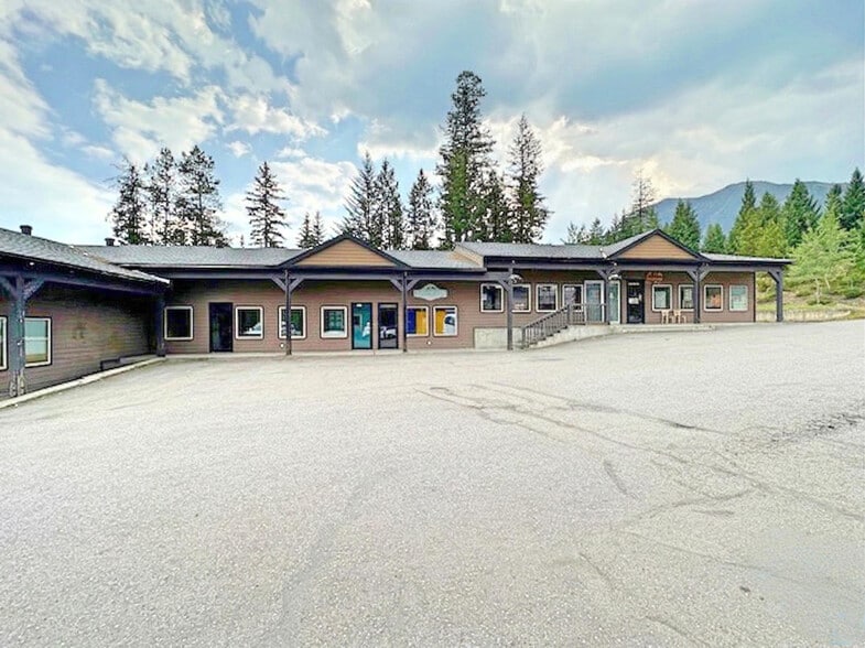 2200 Balmer Dr, Elkford, BC à vendre - Photo de l’immeuble – Image 2 sur 7