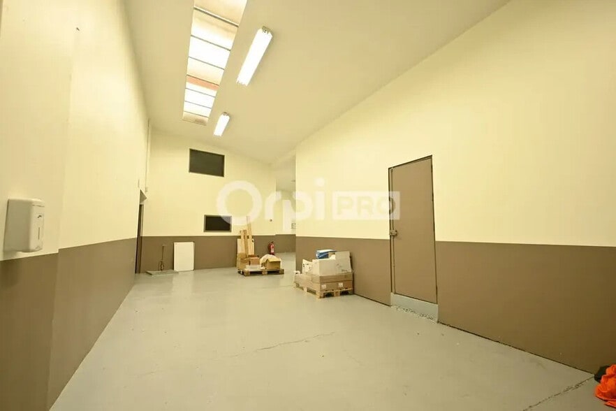 Local d’activités dans Vaulx-en-Velin à louer - Photo de l’immeuble – Image 2 sur 12