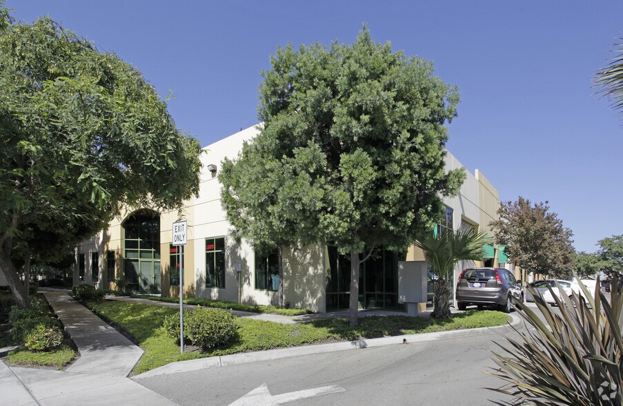 8662 Avenida De La Fuente, San Diego, CA à louer - Photo de l’immeuble – Image 3 sur 8