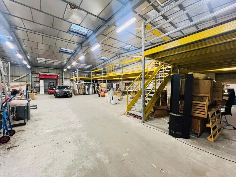 Local d’activités dans Aulnay-sur-Mauldre à louer - Photo de l’immeuble – Image 2 sur 12