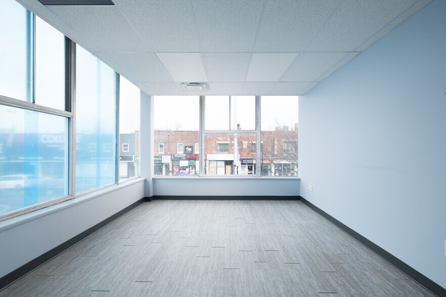 2921 Danforth Av, Toronto, ON à louer - Photo de l’immeuble – Image 2 sur 10