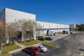 8600-8655 Elm Fair Blvd, Tampa, FL à louer Photo de l’immeuble– Image 2 sur 2
