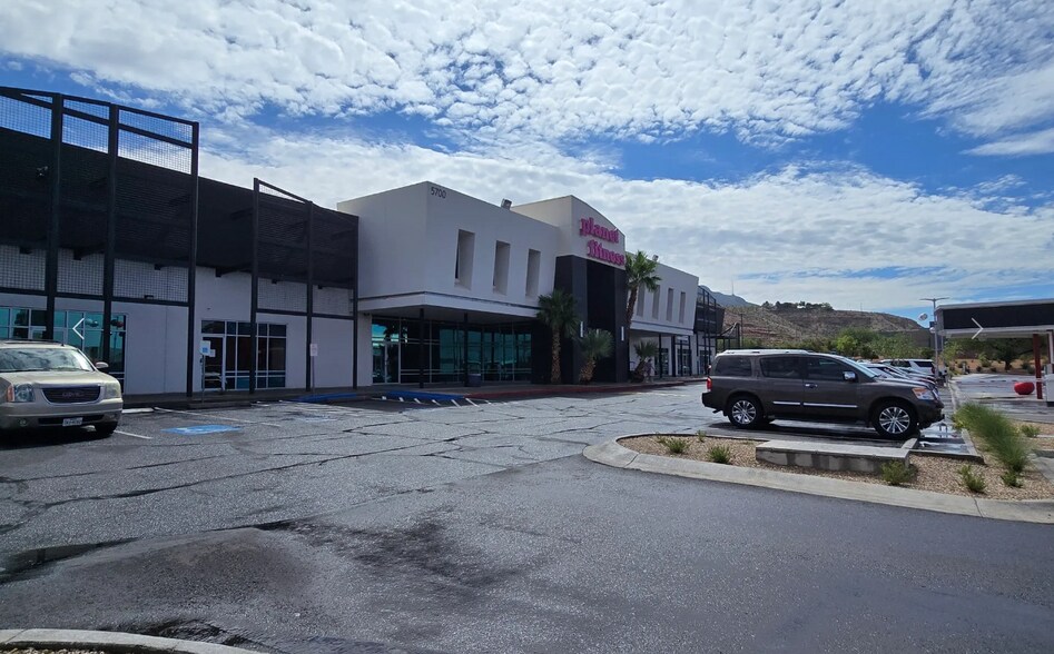 5700 N Mesa Dr, El Paso, TX à louer - Photo de l’immeuble – Image 1 sur 18