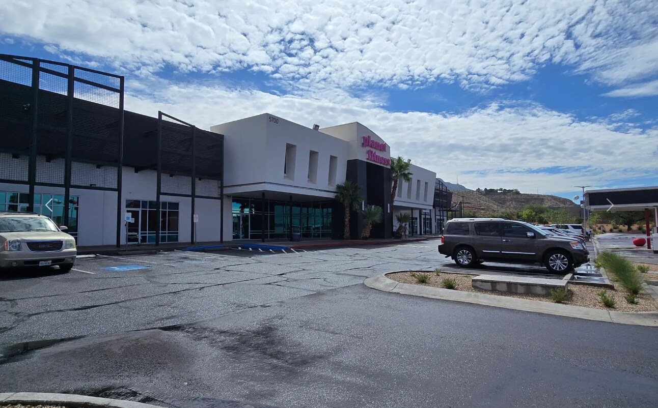 5700 N Mesa Dr, El Paso, TX à louer Photo de l’immeuble– Image 1 sur 19