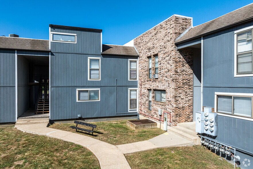 13900 Grandboro Ln, Grandview, MO à vendre - Photo de l’immeuble – Image 2 sur 19