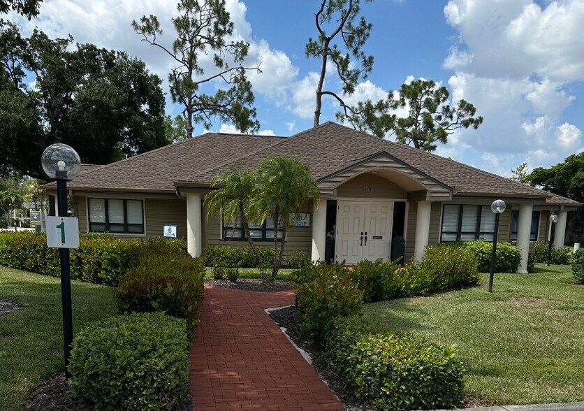 12679/12681 New Brittany Blvd, Fort Myers, FL à vendre - Photo principale – Image 1 sur 6
