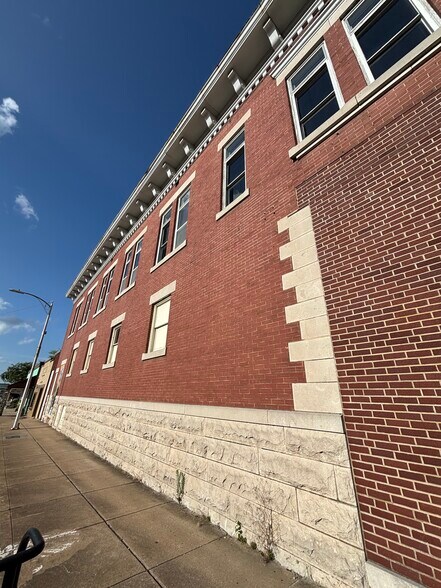 121 W Walnut St, Rogers, AR à vendre - Photo de l’immeuble – Image 2 sur 22