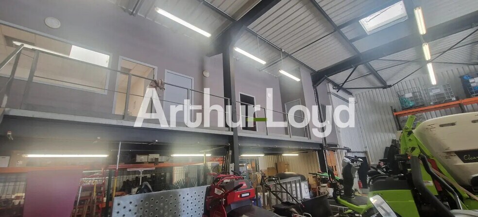 Industriel/Logistique dans Ifs à louer - Photo de l’immeuble – Image 3 sur 3