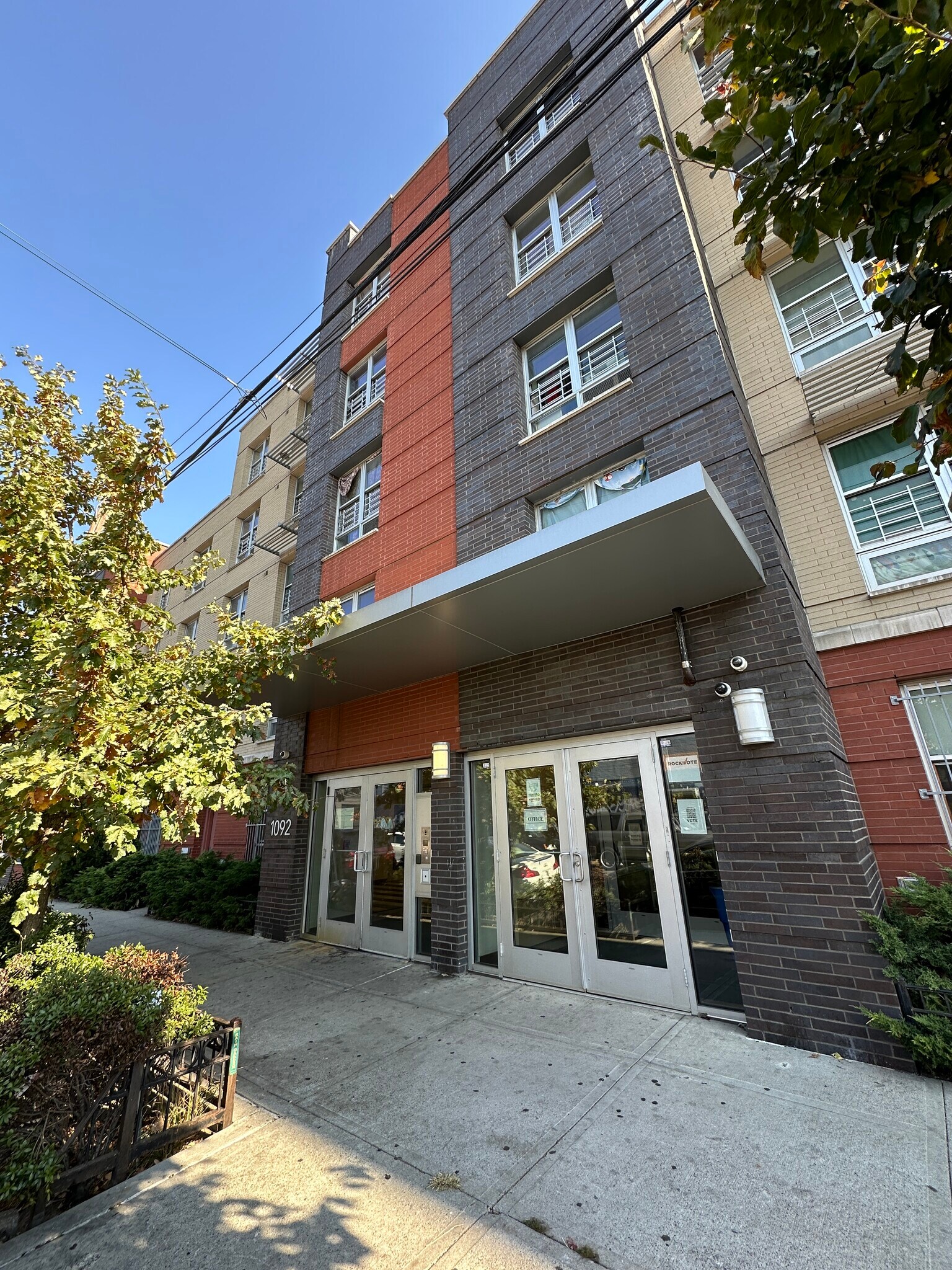 1092 Close Ave, Bronx, NY à louer Photo de l’immeuble– Image 1 sur 2