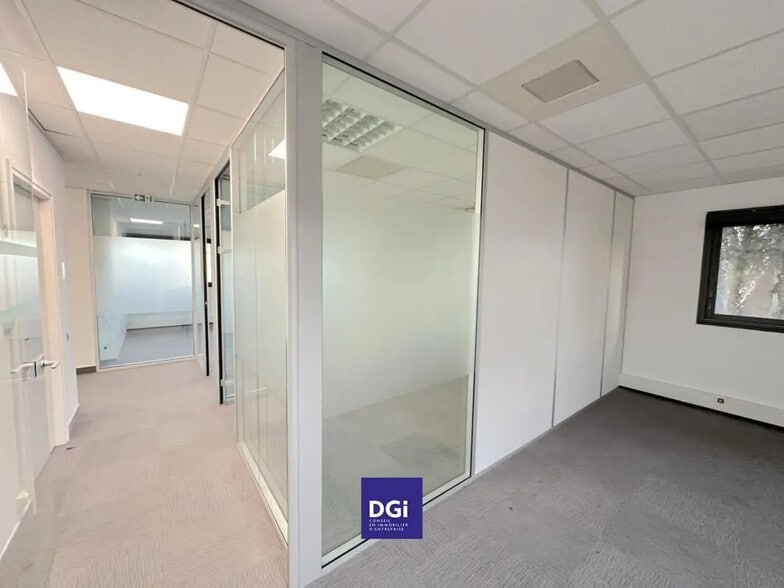 Bureau dans Nîmes à louer - Photo de l’immeuble – Image 3 sur 9