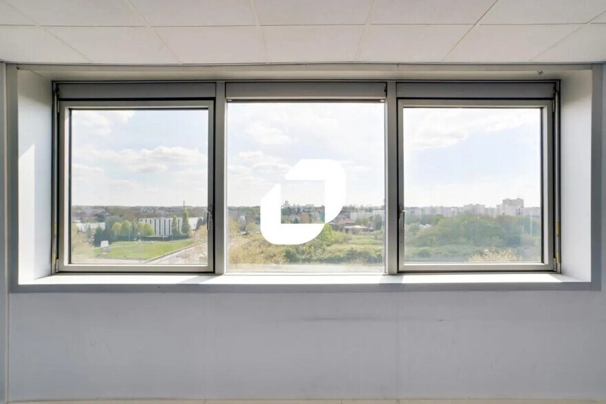 Local d’activités dans Noisy-le-Grand à louer - Photo de l’immeuble – Image 2 sur 14