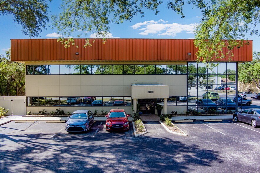 2725 Center Pl, Melbourne, FL à vendre - Photo de l’immeuble – Image 2 sur 50