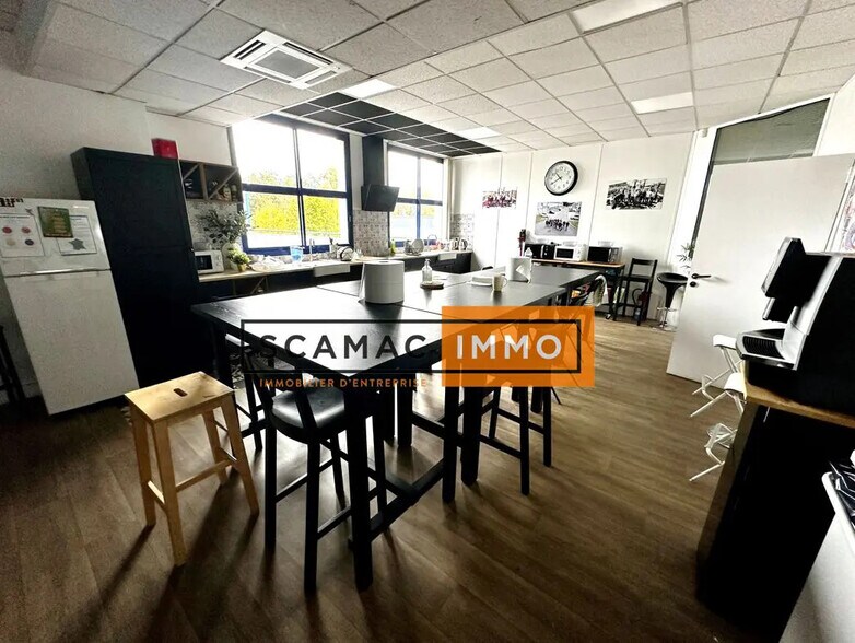 Local d'activités dans Croissy-Beaubourg à vendre - Photo de l’immeuble – Image 2 sur 6