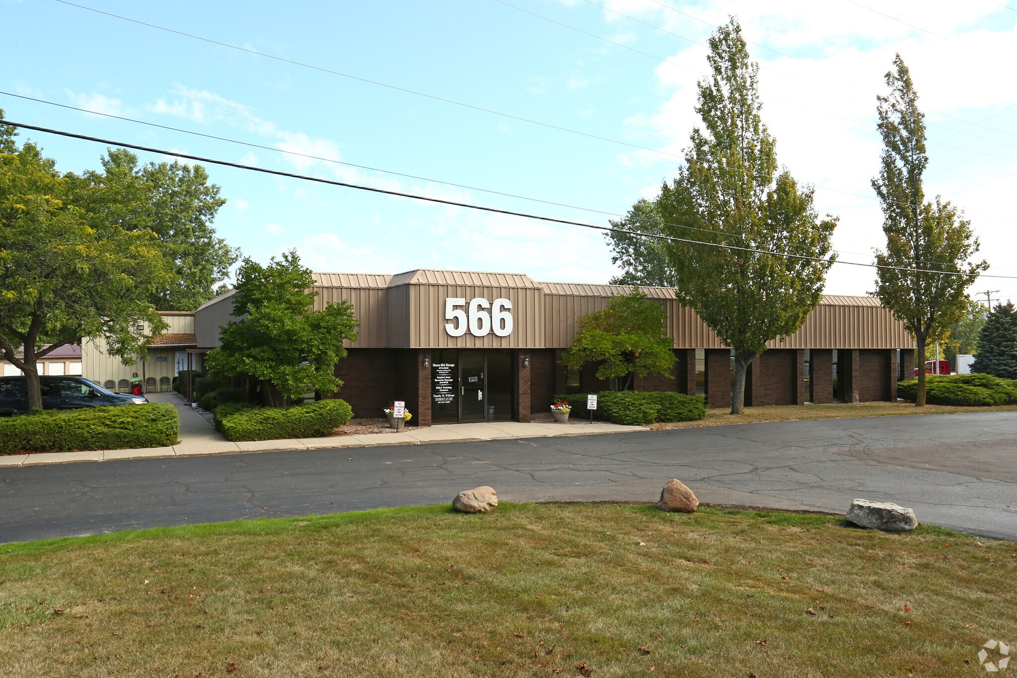 566 N Cedar St, Mason, MI à louer Photo principale– Image 1 sur 17