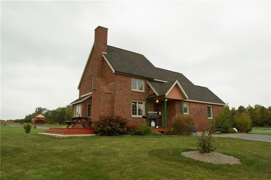 442 Armstrong Rd, Geneva, NY à vendre - Photo principale – Image 1 sur 2