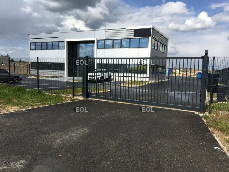 Local d’activités dans Égly à louer - Photo de l’immeuble – Image 1 sur 7
