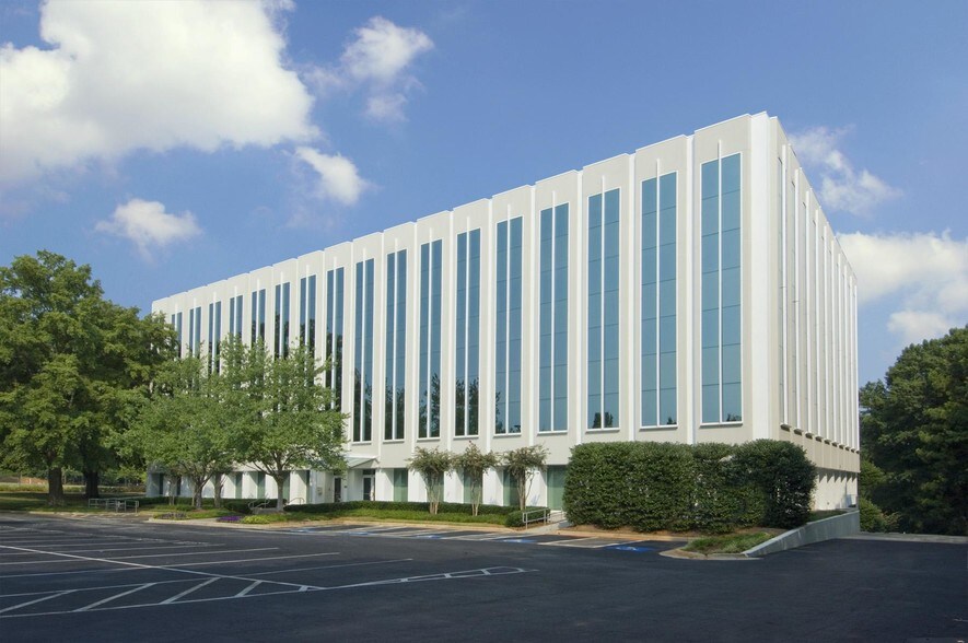200 Glenridge Point Pky, Atlanta, GA à louer - Photo de l’immeuble – Image 3 sur 6