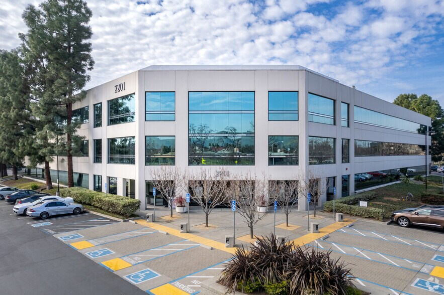 39300 Civic Center Dr, Fremont, CA à louer - Photo de l’immeuble – Image 3 sur 9