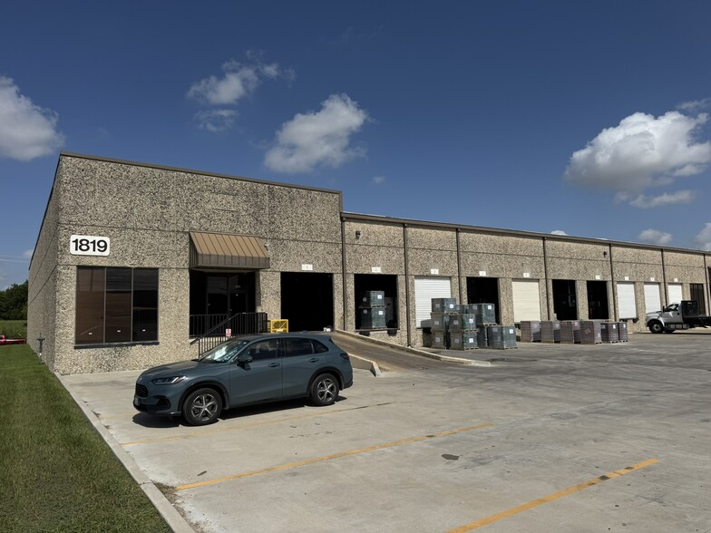 1819 Turning Basin Dr, Houston, TX à louer - Photo de l’immeuble – Image 1 sur 6