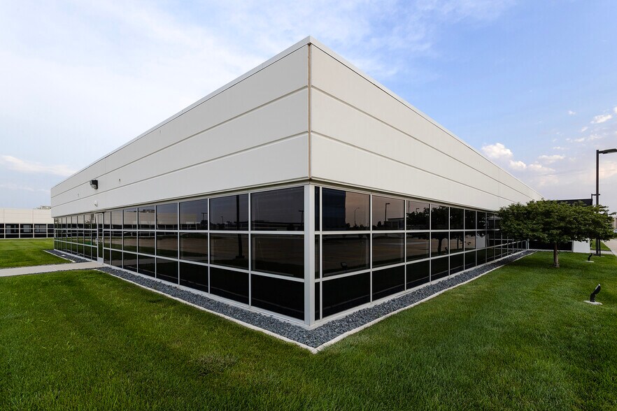 12150 Meredith Dr, Urbandale, IA à louer - Photo de l’immeuble – Image 2 sur 15