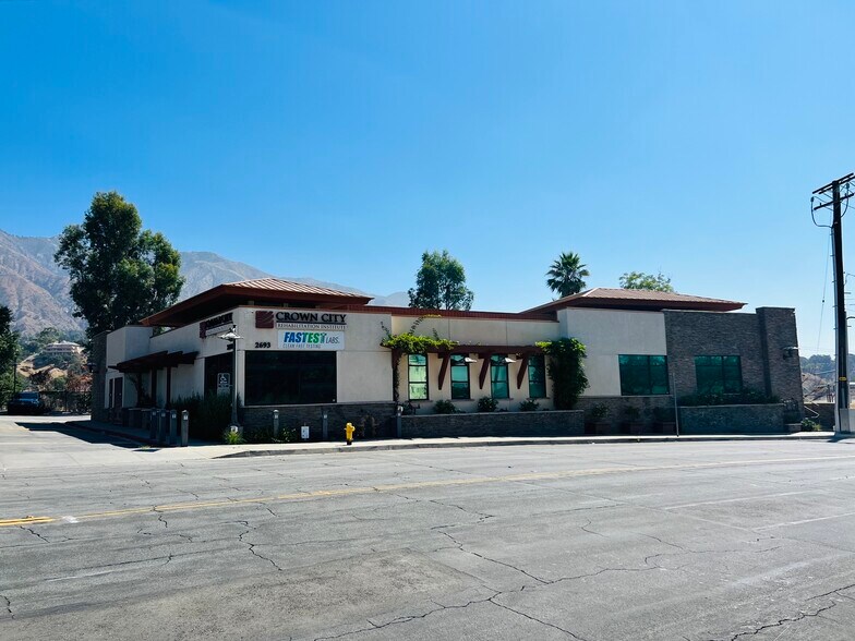 2693 E Washington Blvd, Pasadena, CA à louer - Photo principale – Image 1 sur 46