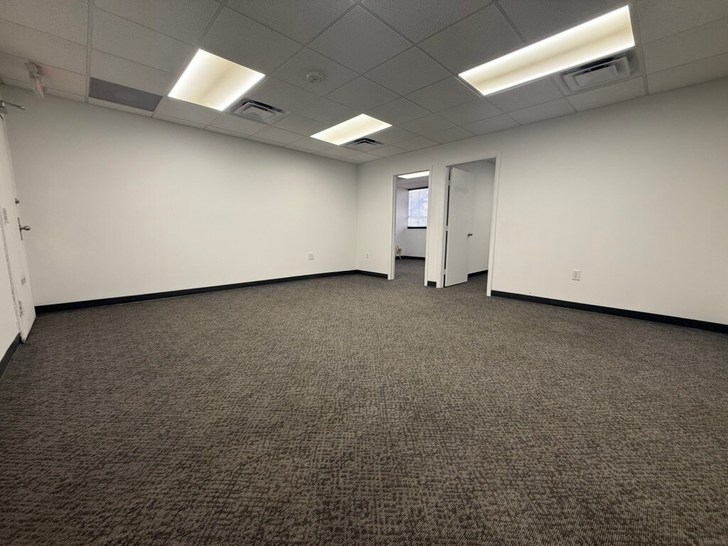 7506-7560 NW 70th St, Miami, FL à louer Photo intérieure– Image 1 sur 21
