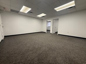 7506-7560 NW 70th St, Miami, FL à louer Photo intérieure– Image 1 sur 21