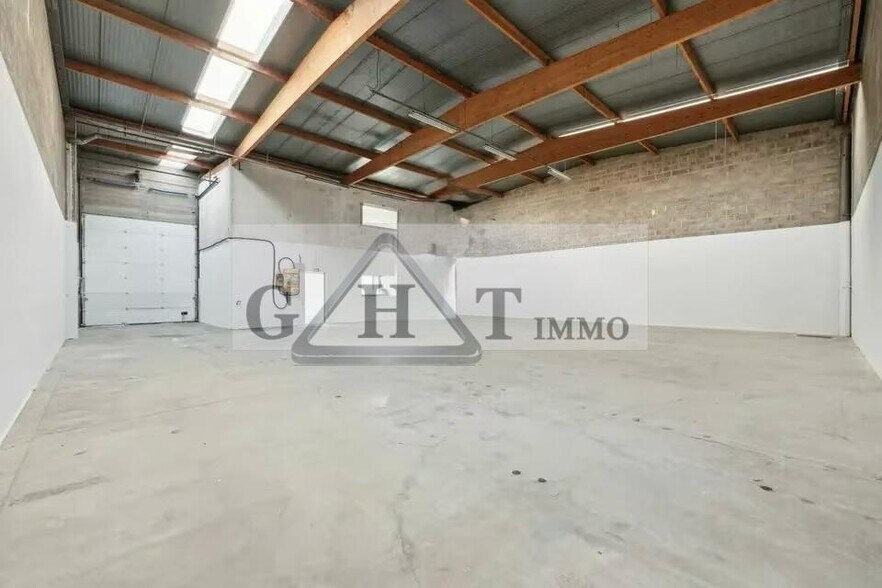 Industriel/Logistique dans Émerainville à louer - Photo intérieure – Image 1 sur 5