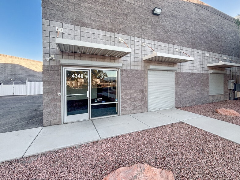4340 E Alexander Rd, Las Vegas, NV à louer - Photo de l’immeuble – Image 2 sur 20