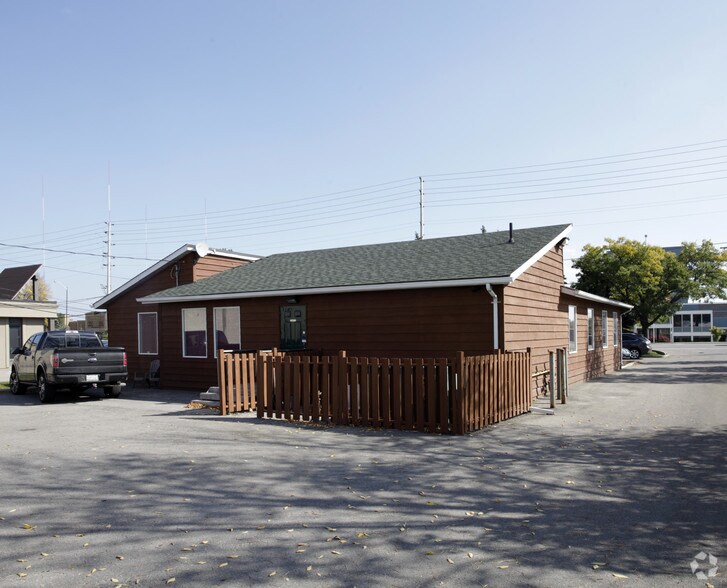2399 Royal Windsor Dr, Mississauga, ON à vendre - Photo de l’immeuble – Image 2 sur 2