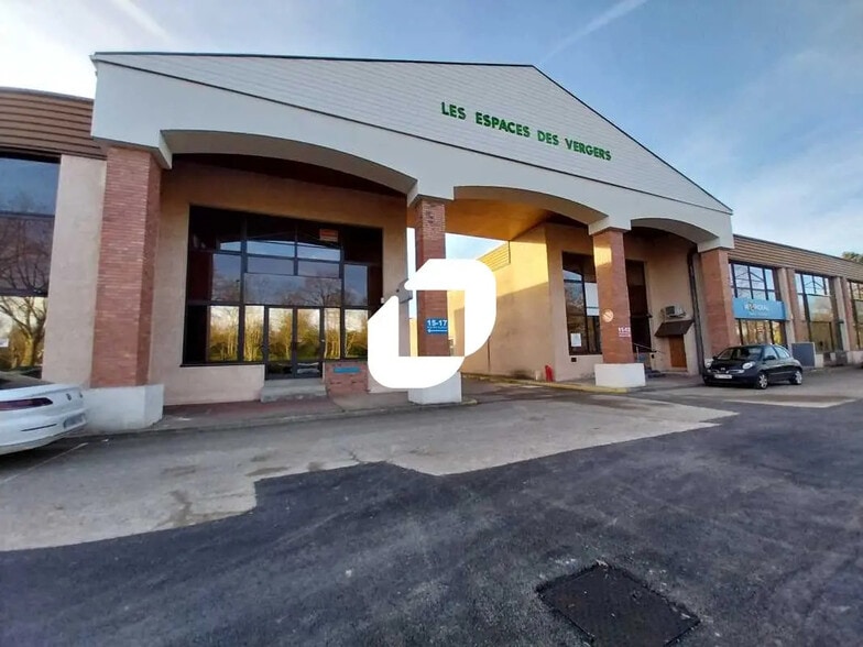 Bureau dans Voisins-le-Bretonneux à louer - Photo de l’immeuble – Image 1 sur 11