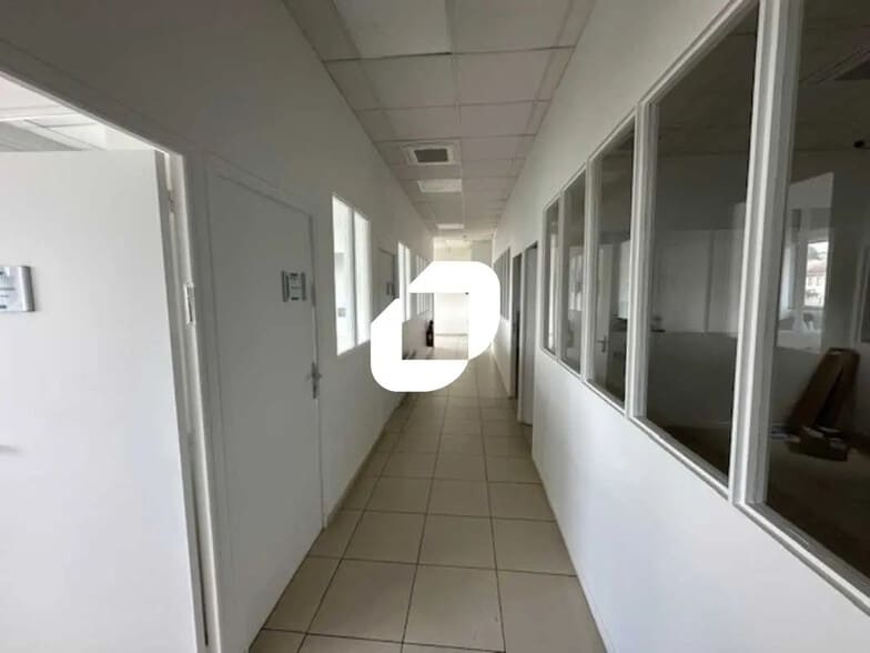 Bureau dans Stains à louer - Photo de l’immeuble – Image 2 sur 12