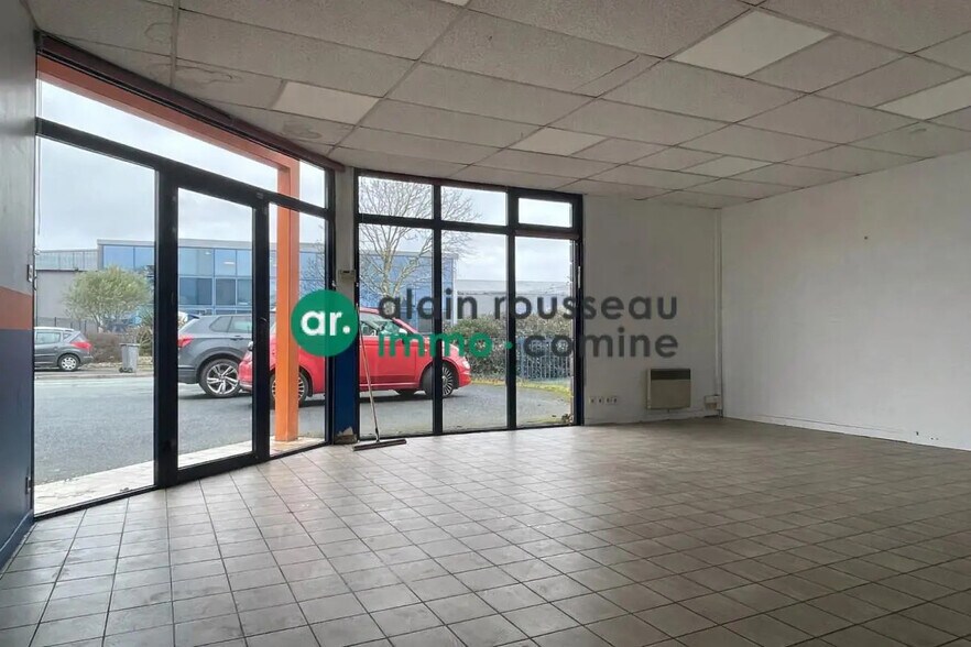 Local d’activités dans SAINT-BARTHELEMY-D'ANJOU à louer - Photo intérieure – Image 1 sur 3