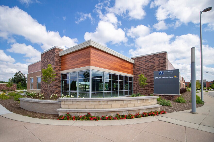 350 Discovery Dr, Brookfield, WI à louer - Photo de l’immeuble – Image 3 sur 9