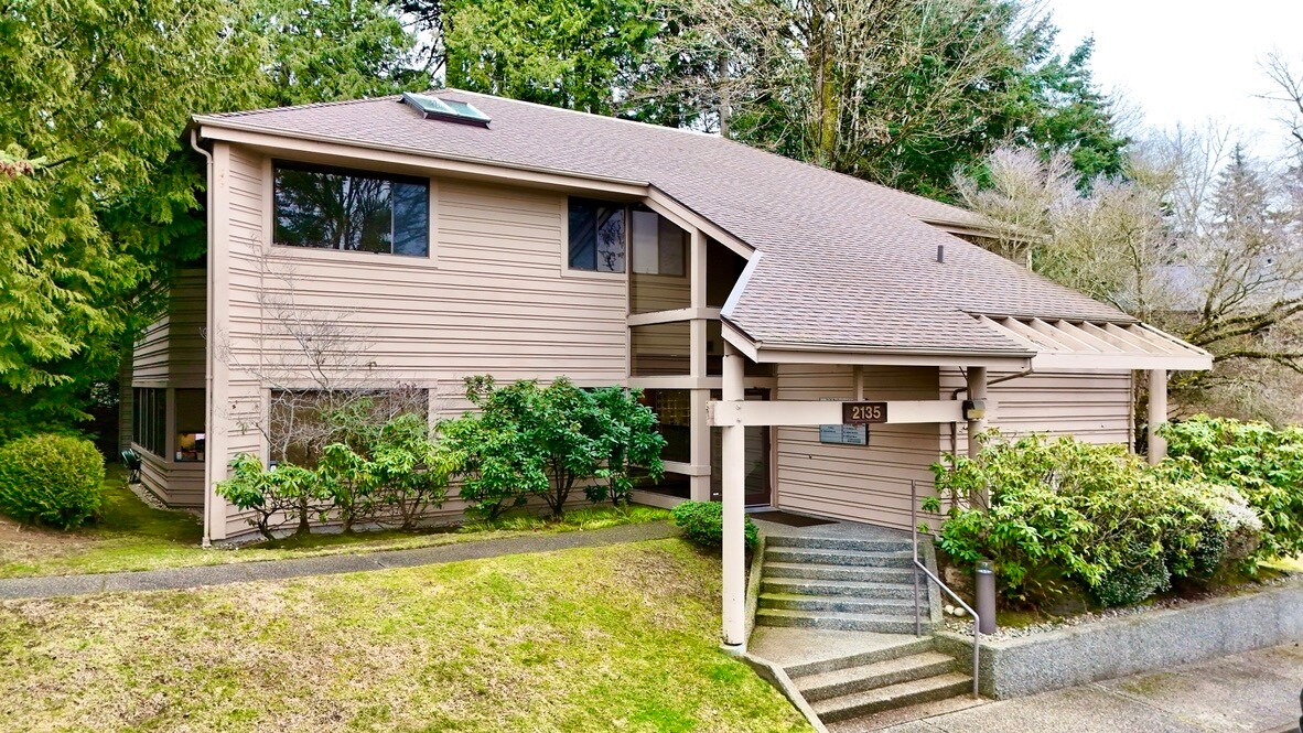 2135 112th Ave NE, Bellevue, WA à vendre Photo principale– Image 1 sur 9