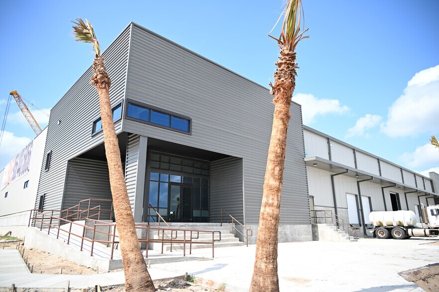 7244 Industrial Cir, Brownsville, TX à louer - Photo de l’immeuble – Image 1 sur 10