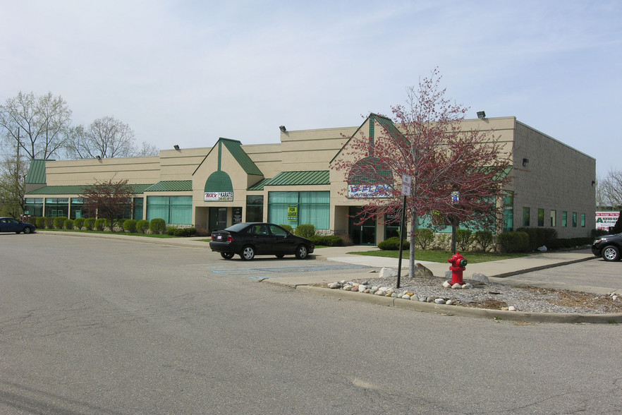 1936-1962 Star Batt Dr, Rochester Hills, MI à louer - Photo de l’immeuble – Image 3 sur 9