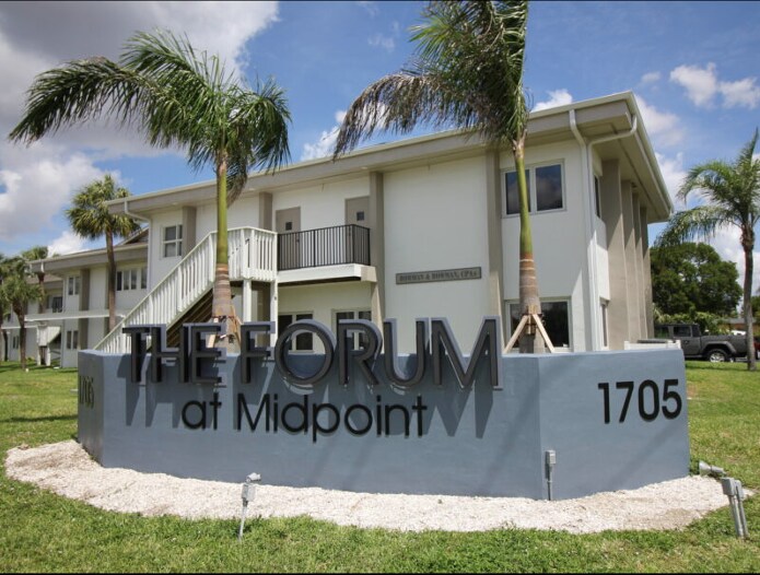 1705 Colonial Blvd, Fort Myers, FL à louer Photo principale– Image 1 sur 4