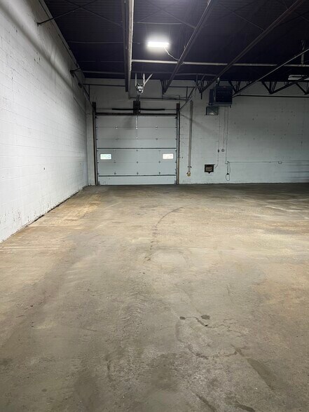 900 S Cogswell Dr, Silver Lake, WI à louer - Photo de l’immeuble – Image 3 sur 6