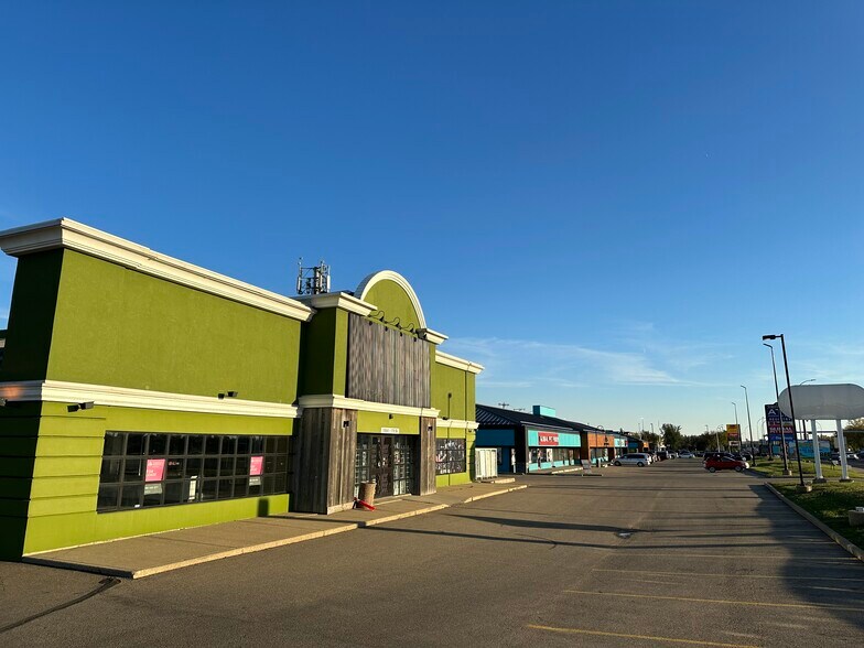 10015 170th St NW, Edmonton, AB à louer - Photo de l’immeuble – Image 2 sur 10