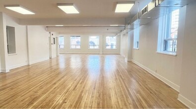 615-617 Yonge St, Toronto, ON à louer Photo intérieure– Image 2 sur 4