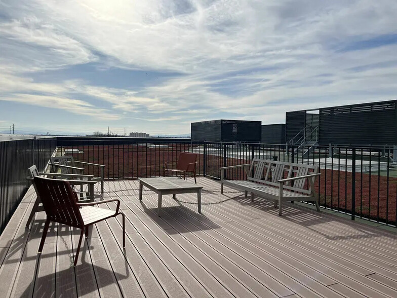 Local d’activités dans Saint-Priest à louer - Photo de l’immeuble – Image 3 sur 15