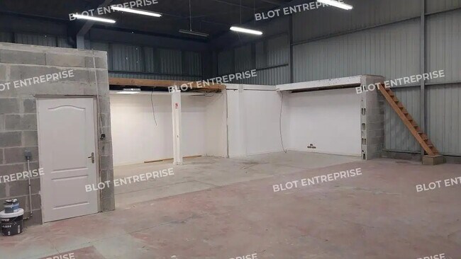 Plus de détails pour Local d'activités à louer