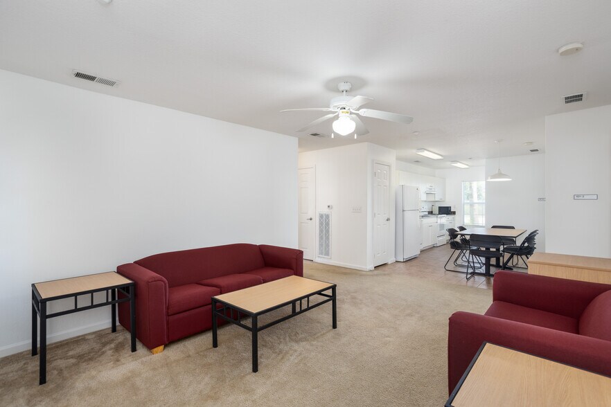 1540 NE Skippers Way, Palm Bay, FL à vendre - Photo intérieure – Image 1 sur 4
